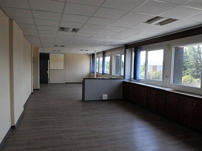 BUREAU A LOUER - MACON - 1650 m2 divisibles à partir de 45 m2 - 130 € HC et HT/m<sup>2</sup>/an