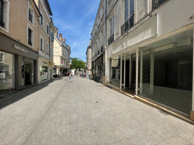 LOCAL COMMERCIAL A LOUER - CHALON SUR SAONE - 112.7 m2 - 177,46 &euro; HC et HT/m<sup>2</sup>/an