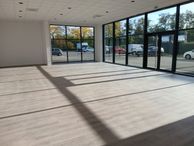 CELLULES COMMERCIALES A LOUER - ST VIT - 950 m2 divisibles à partir de 400 m2 - 82,11 € HC et HT/m<sup>2</sup>/an