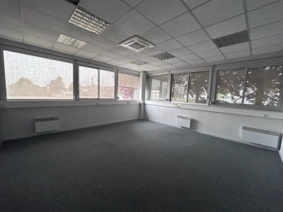 BUREAU A LOUER - CRISSEY - 1562 m2 divisibles  partir de 362 m2 - 99,99 € HC/m<sup>2</sup>/an