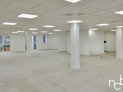 BUREAU A LOUER - LYON 7EME ARRONDISSEMENT - 213 m2 - 130 € HC/m<sup>2</sup>/an