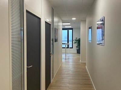 BUREAU A LOUER - RILLIEUX LA PAPE - 451 m2 divisibles  partir de 127 m2 - 150 € HC/m<sup>2</sup>/an
