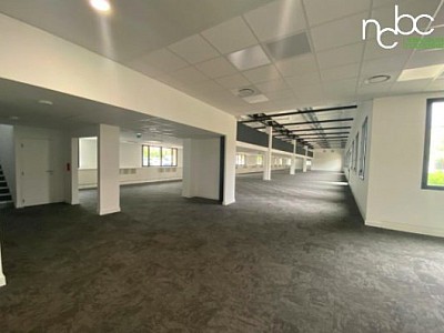 BUREAU A LOUER - VENISSIEUX - 659 m2 divisibles  partir de 150 m2 - 140,06 € HC/m<sup>2</sup>/an