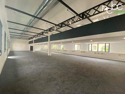 BUREAU A LOUER - VENISSIEUX - 659 m2 divisibles  partir de 150 m2 - 140,06 € HC/m<sup>2</sup>/an