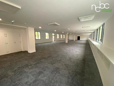 BUREAU A LOUER - VENISSIEUX - 659 m2 divisibles  partir de 150 m2 - 140,06 € HC/m<sup>2</sup>/an
