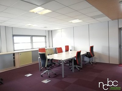 BUREAU A LOUER - VOURLES - 720 m2 divisibles  partir de 15 m2 - 130 € HC/m<sup>2</sup>/an