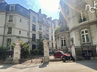 BUREAU A VENDRE - LYON 6EME ARRONDISSEMENT - 300 m2 divisibles  partir de 100 m2 - 7000 € /m<sup>2</sup>