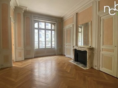 BUREAU A VENDRE - LYON 6EME ARRONDISSEMENT - 300 m2 divisibles  partir de 100 m2 - 7000 € /m<sup>2</sup>