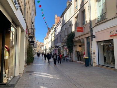 LOCAL COMMERCIAL A LOUER - CHALON SUR SAONE - 220 m2 - 245,45 € HC et HT/m<sup>2</sup>/an