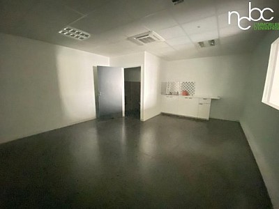 LOCAL COMMERCIAL A LOUER - CHAZAY D AZERGUES - 227 m2 - 105 € HC/m<sup>2</sup>/an