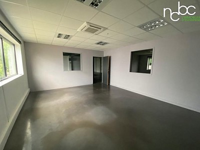 LOCAL COMMERCIAL A LOUER - CHAZAY D AZERGUES - 227 m2 - 105 € HC/m<sup>2</sup>/an