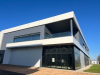 BÂTIMENT MIXTE EN FACADE A LOUER - ARNAS - 1950 m2 divisibles à partir de 400 m2 - 92,31 &euro; HC et HT/m<sup>2</sup>/an