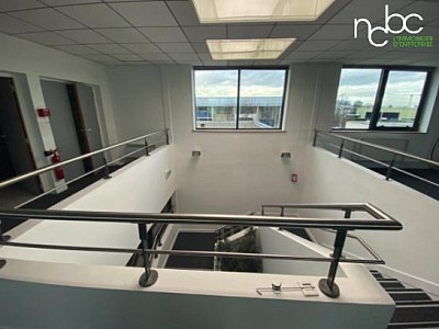 BUREAU A LOUER - BRON - 540 m2 divisibles  partir de 300 m2 - 120 € HC/m<sup>2</sup>/an