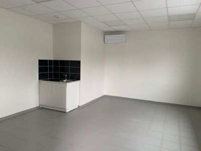 LOCAL D ACTIVITE A LOUER - CHALON SUR SAONE - 2074 m2 divisibles  partir de 182 m2 - 95,00 € HC et HT/m<sup>2</sup>/an