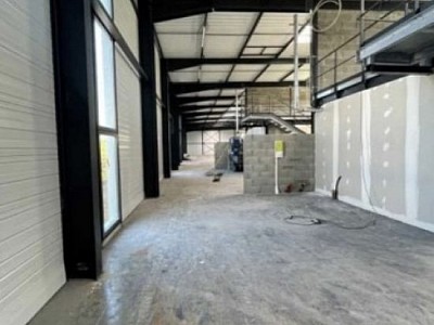 LOCAL D ACTIVITE A LOUER - DECINES CHARPIEU - 1458 m2 divisibles  partir de 247 m2 - 105 € HC/m<sup>2</sup>/an