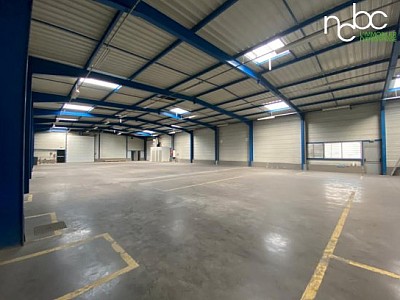 BUREAU A LOUER - DECINES CHARPIEU - 452 m2 divisibles  partir de 226 m2 - 140,00 € HC/m<sup>2</sup>/an