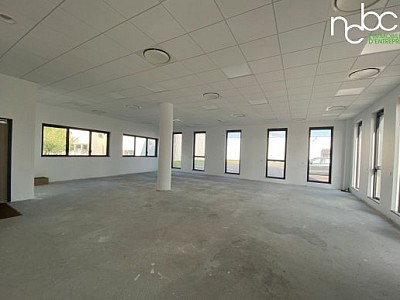 BUREAU A LOUER - DECINES CHARPIEU - 452 m2 divisibles  partir de 226 m2 - 140,00 € HC/m<sup>2</sup>/an