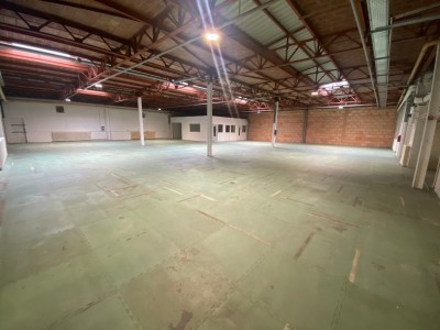 CELLULES D ACTIVITES A LOUER - MACON - 2166.98 m2 divisibles  partir de 345.79 m2 - 102,45 € HC et HT/m<sup>2</sup>/an