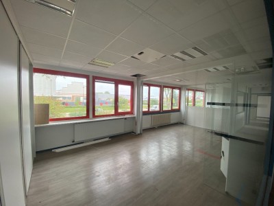 CELLULES D ACTIVITES A LOUER - MACON - 2166.98 m2 divisibles  partir de 345.79 m2 - 102,45 € HC et HT/m<sup>2</sup>/an