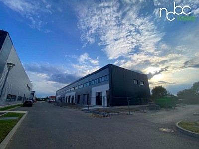 LOCAL D ACTIVITE A LOUER - MEYZIEU - 822 m2 divisibles  partir de 410 m2 - 90 € HC/m<sup>2</sup>/an