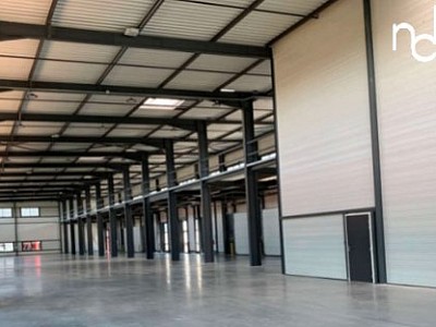 LOCAL D ACTIVITE A LOUER - MEYZIEU - 822 m2 divisibles  partir de 410 m2 - 90 € HC/m<sup>2</sup>/an