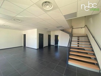 LOCAL D ACTIVITE A LOUER - MEYZIEU - 822 m2 divisibles  partir de 410 m2 - 90 € HC/m<sup>2</sup>/an