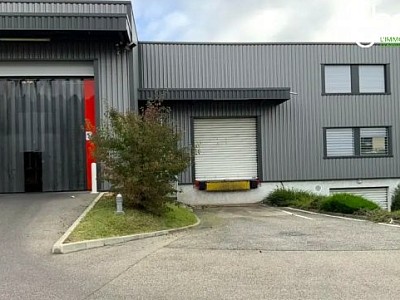 LOCAL D ACTIVITE A LOUER - ST GENIS LAVAL - 3228 m2 divisibles  partir de 1177 m2 - 75 € HC/m<sup>2</sup>/an