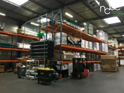 LOCAL D ACTIVITE A LOUER - ST GENIS LAVAL - 3228 m2 divisibles  partir de 1177 m2 - 75 € HC/m<sup>2</sup>/an