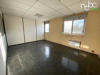 LOCAL D ACTIVITE A LOUER - VILLEURBANNE - 346 m2 - 75 € HC/m<sup>2</sup>/an