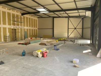 LOCAL D ACTIVITE A LOUER - VIRIAT - 300 m2 divisibles  partir de 150 m2 - 108 € HC et HT/m<sup>2</sup>/an