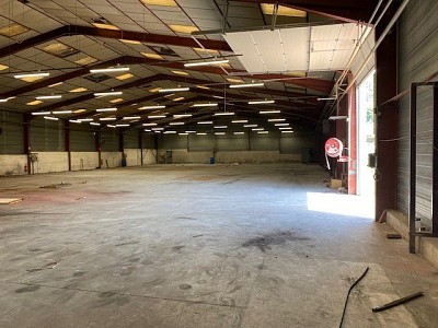 LOCAL D ACTIVITE A VENDRE - JUJURIEUX - 1300 m2 - 393300 € 